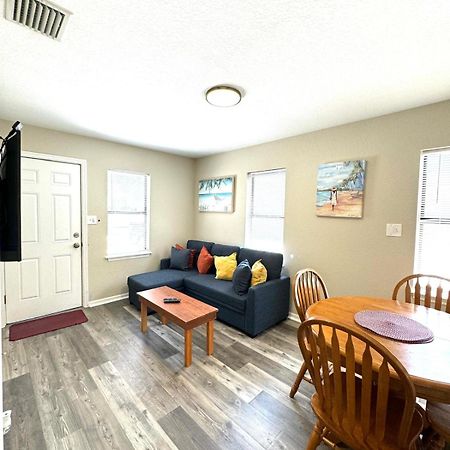 Two Fully Equipped Apartments And A Studio 5 Miles From The Beach Saint Petersburg Eksteriør billede