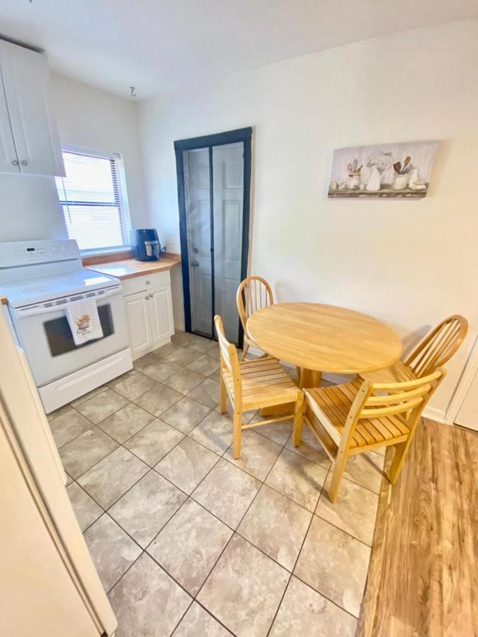 Two Fully Equipped Apartments And A Studio 5 Miles From The Beach Saint Petersburg Eksteriør billede