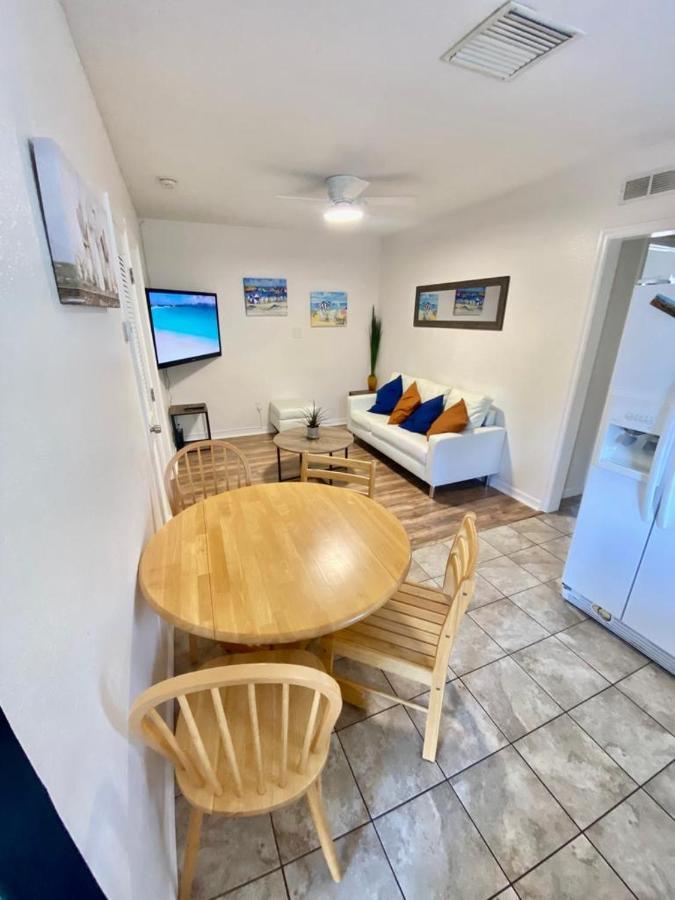Two Fully Equipped Apartments And A Studio 5 Miles From The Beach Saint Petersburg Eksteriør billede
