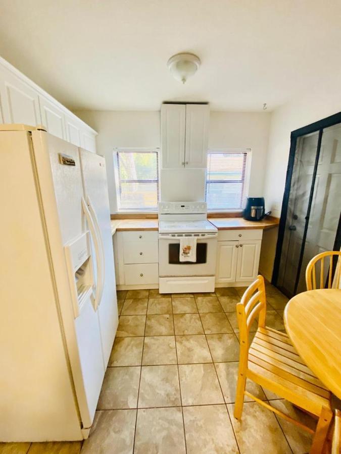 Two Fully Equipped Apartments And A Studio 5 Miles From The Beach Saint Petersburg Eksteriør billede