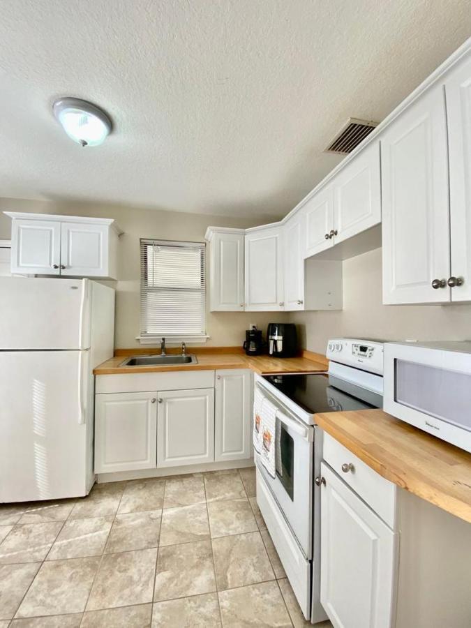 Two Fully Equipped Apartments And A Studio 5 Miles From The Beach Saint Petersburg Eksteriør billede