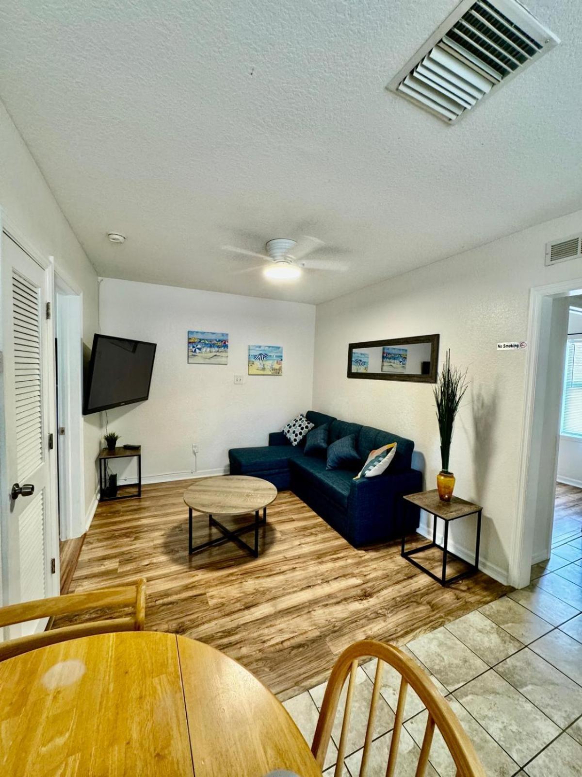Two Fully Equipped Apartments And A Studio 5 Miles From The Beach Saint Petersburg Eksteriør billede